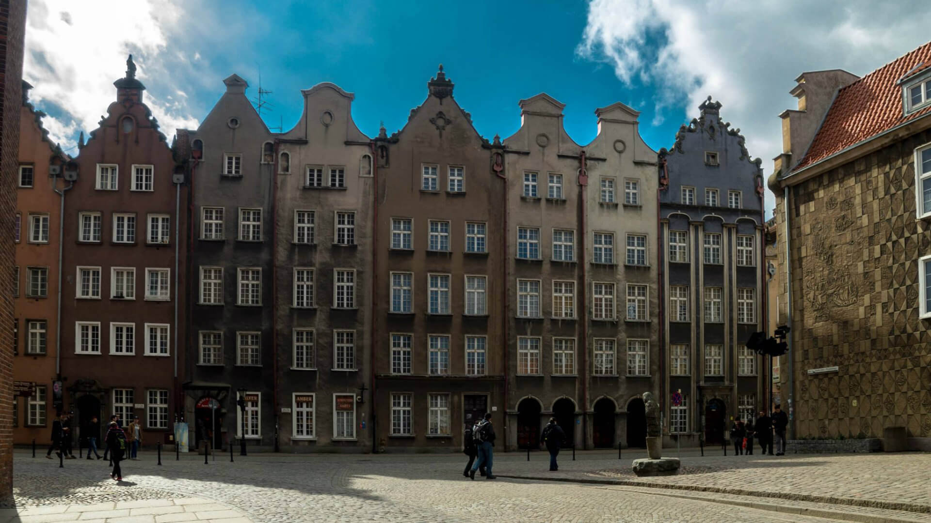 Photograph taken by <a href="https://www.facebook.com/luciansorin.g/">Sorin Lucian</a> - Merchants houses at Long Market Street (Długi Targ) in Old Town. Photograph taken by <a href="https://www.facebook.com/luciansorin.g/">Sorin Lucian</a> - Merchants houses at Long Market Street (Długi Targ) in Old Town.