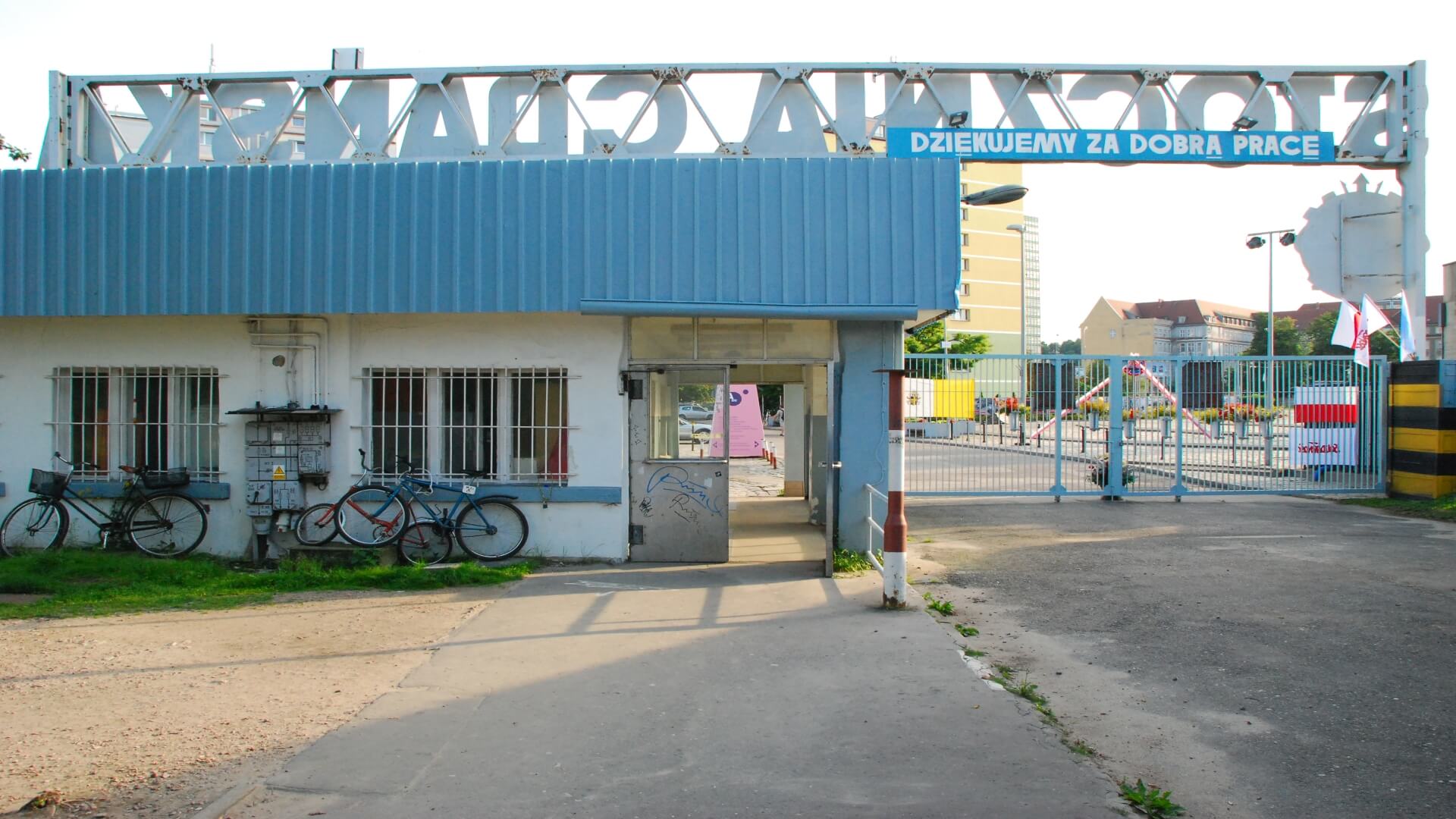One of the entrances to the Shipyard. In the golden days thousands of people worked on the shipyards. Before leaving the workers could read the white text on blue background: "Thank you for the good work". One of the entrances to the Shipyard. In the golden days thousands of people worked on the shipyards. Before leaving the workers could read the white text on blue background: "Thank you for the good work".